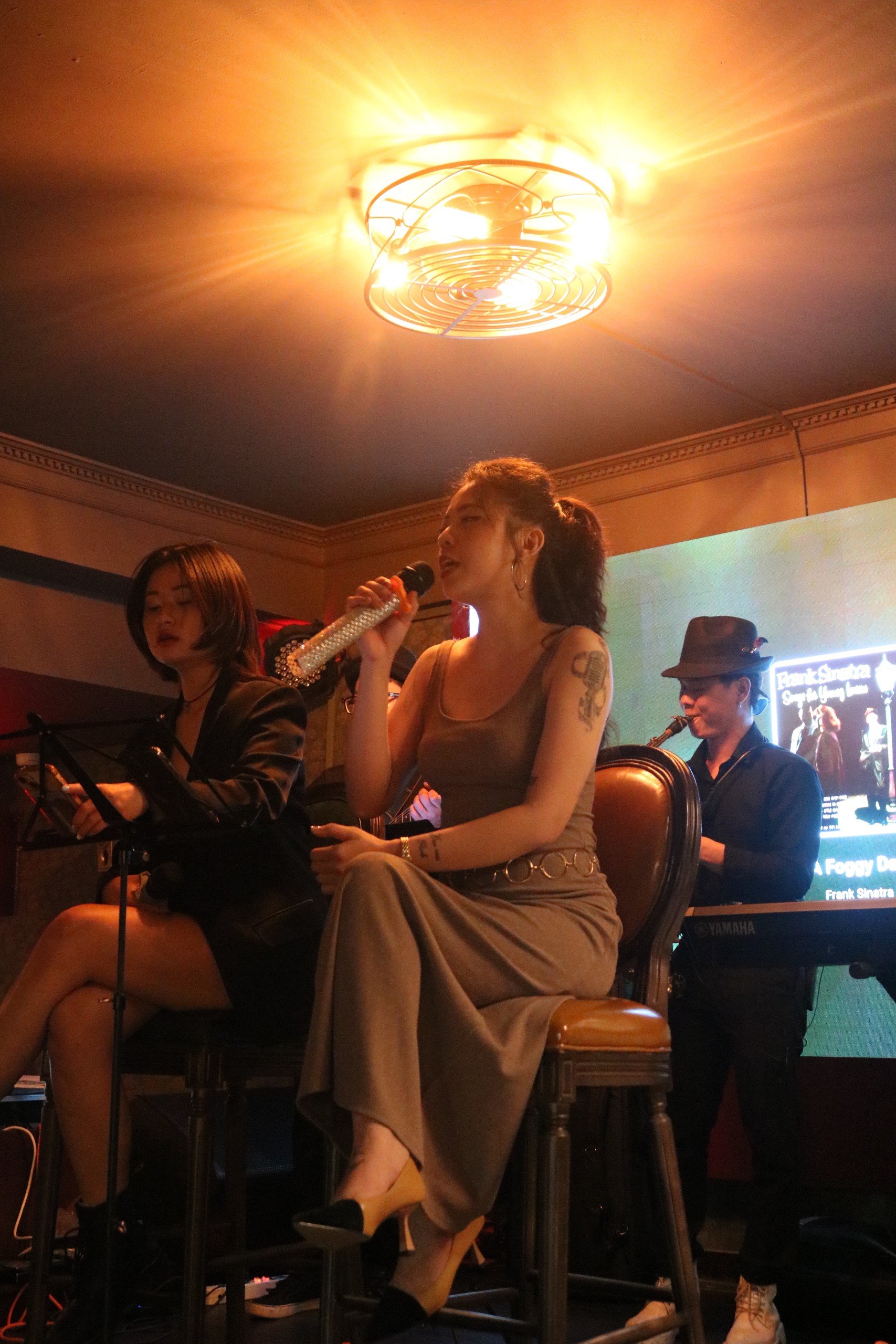 Ban nhạc acoustic jazz biểu diễn live tại không gian phòng trà ấm cúng