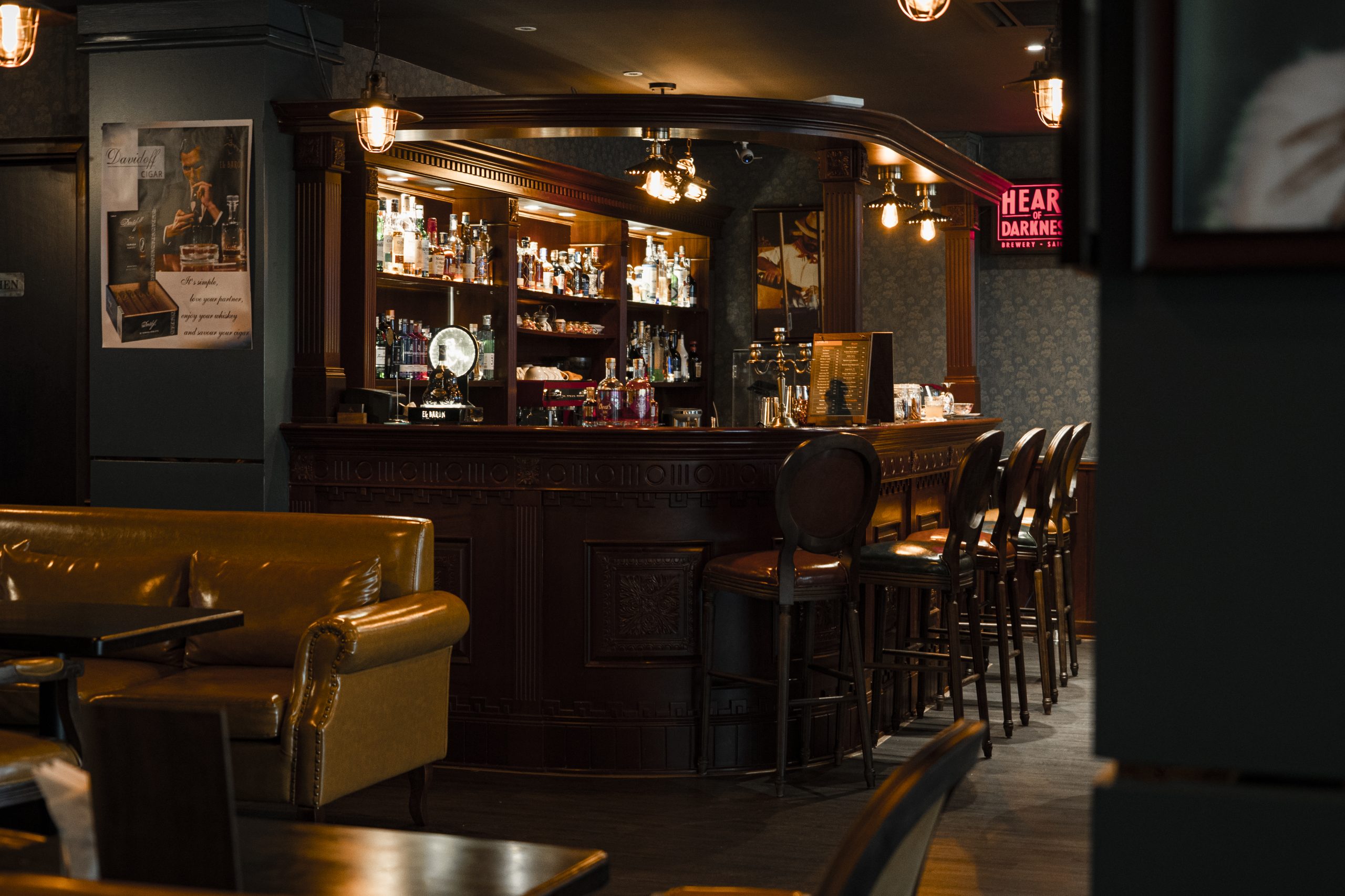 Không gian lounge ấm cúng với ánh đèn vàng và quầy bar thưởng thức nhạc jazz tại El Barón