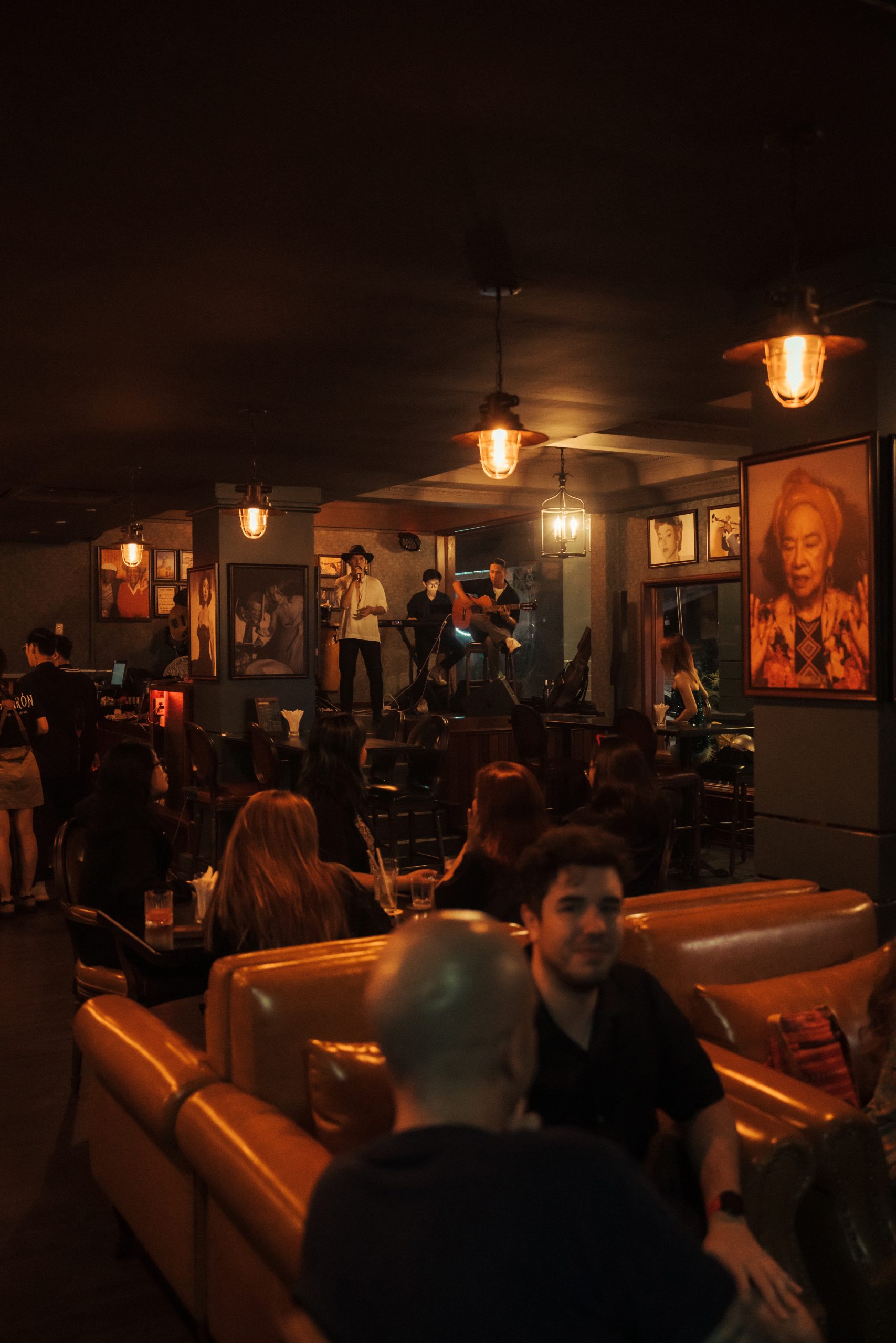 Không gian lounge cổ điển với ánh đèn vàng ấm cúng thưởng thức nhạc Jazz tại El Barón Phú Mỹ Hưng
