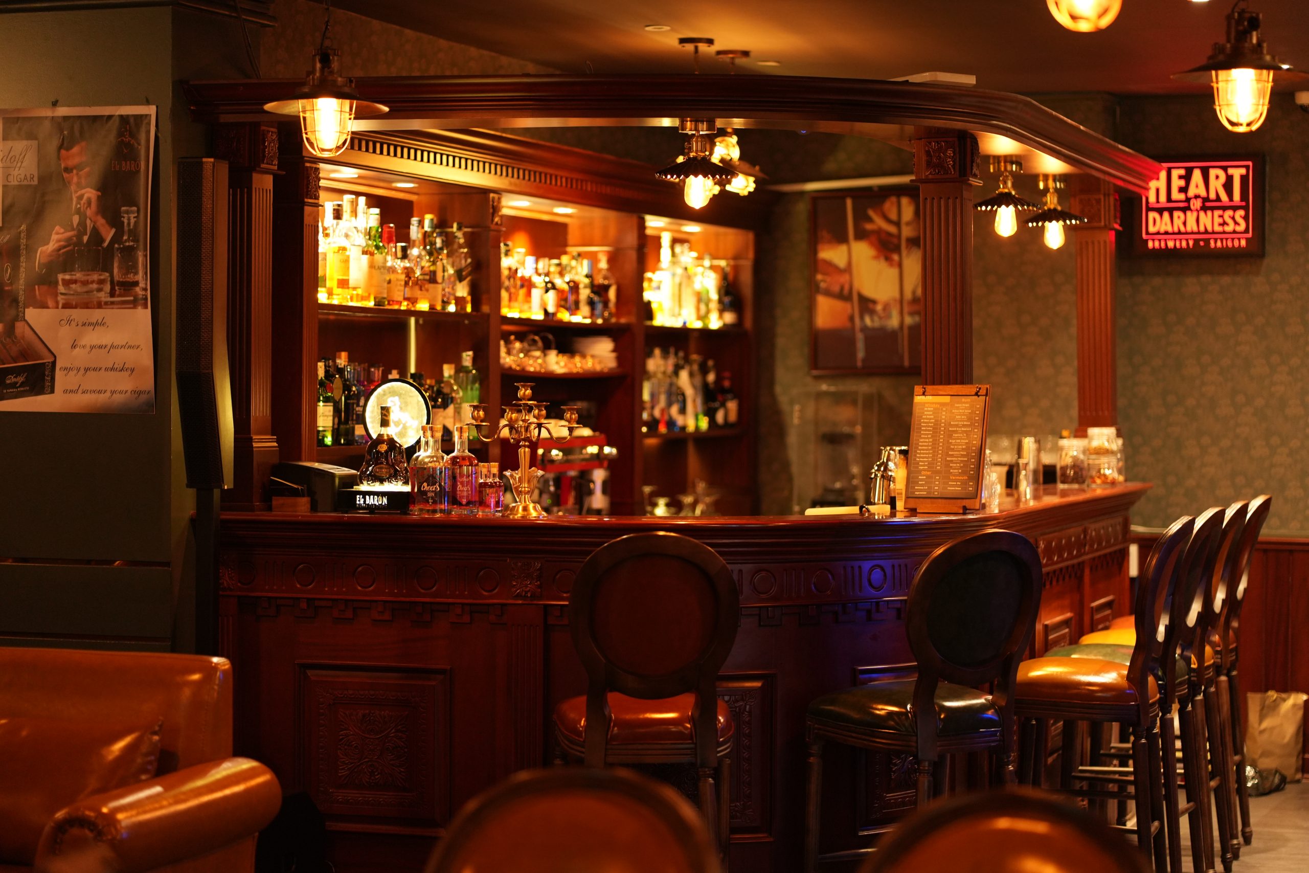 Không gian quầy bar ấm cúng với ánh đèn vàng phục vụ cocktail tại El Barón Quận 7