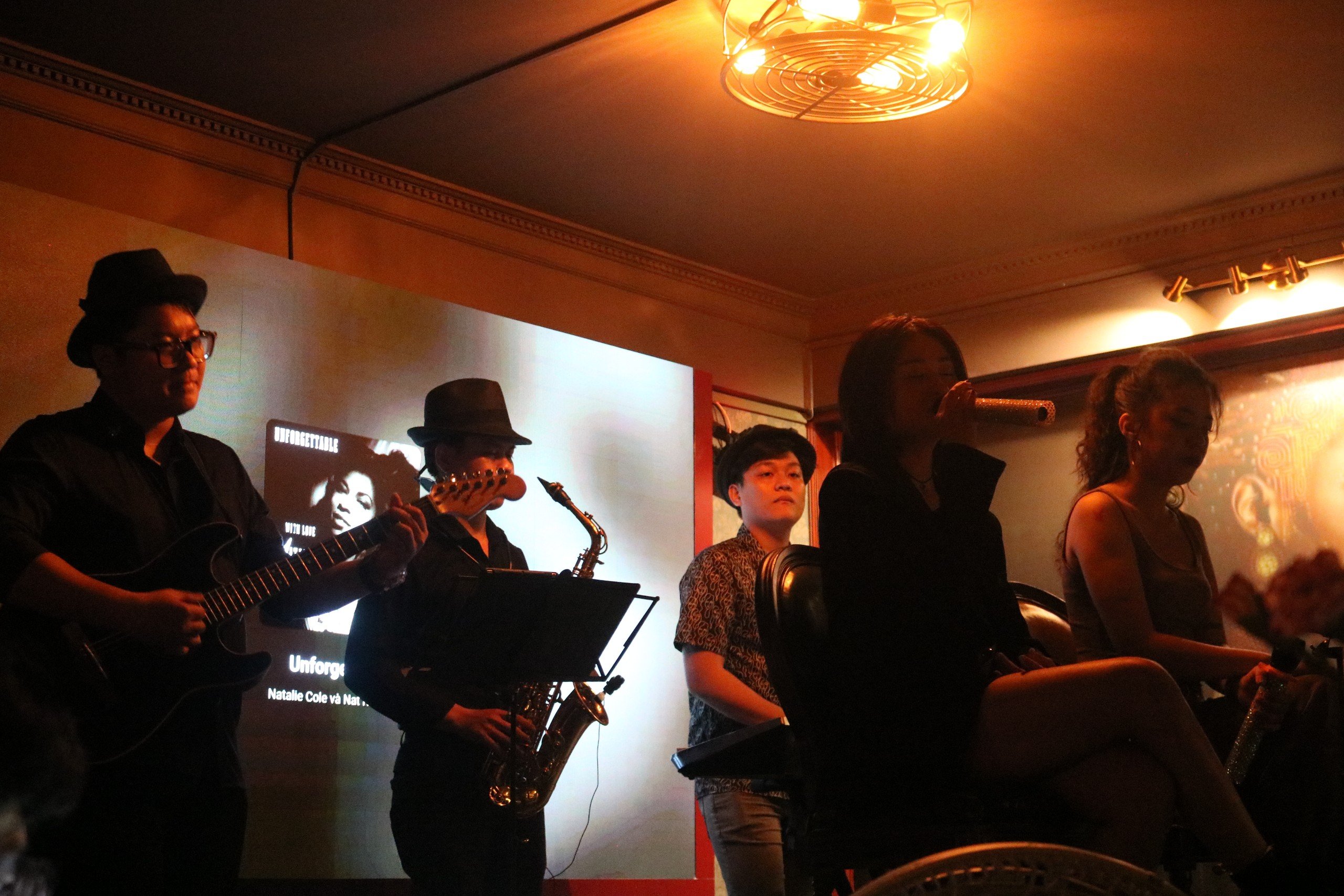 Nghệ sĩ biểu diễn kèn saxophone trong đêm nhạc jazz live music tại Sài Gòn