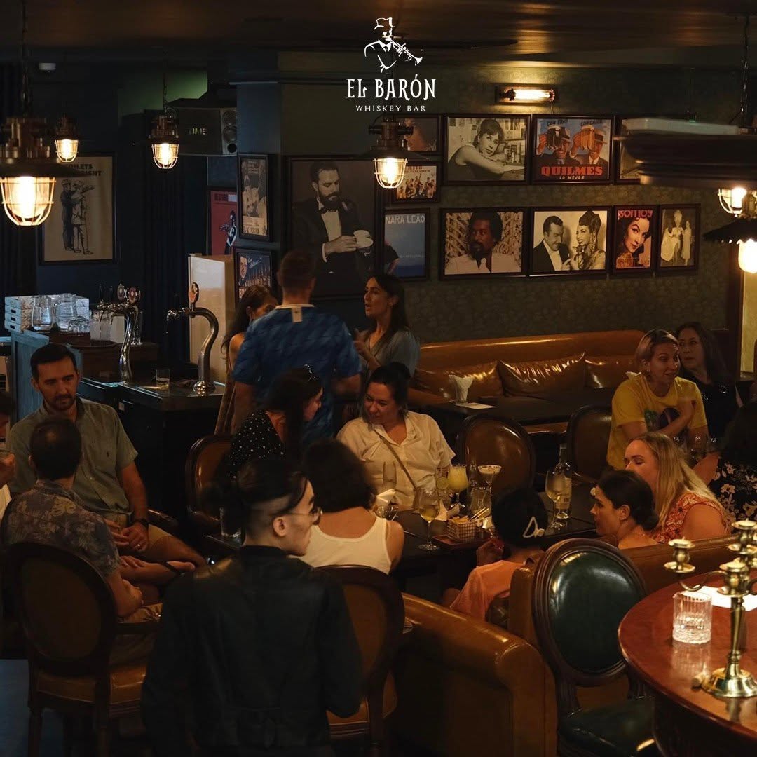 Không gian lounge ấm cúng phong cách cổ điển thưởng thức đồ uống và nhạc sống tại El Barón Quận 7
