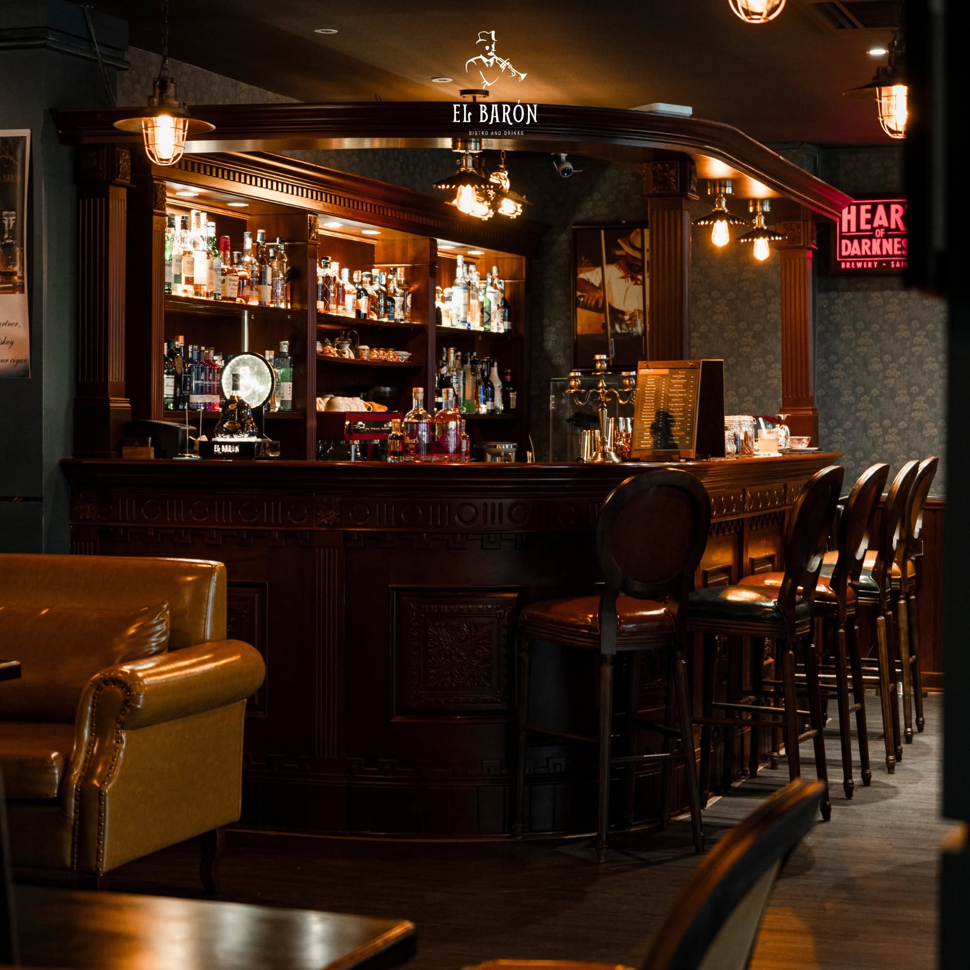 Không gian speakeasy bar với ánh đèn trầm ấm và sự riêng tư tuyệt đối – điểm hẹn lý tưởng sau giờ làm việc